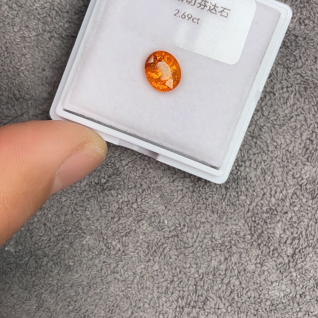 石榴石（芬达石）裸石未镶嵌靖*2.69Ct。  