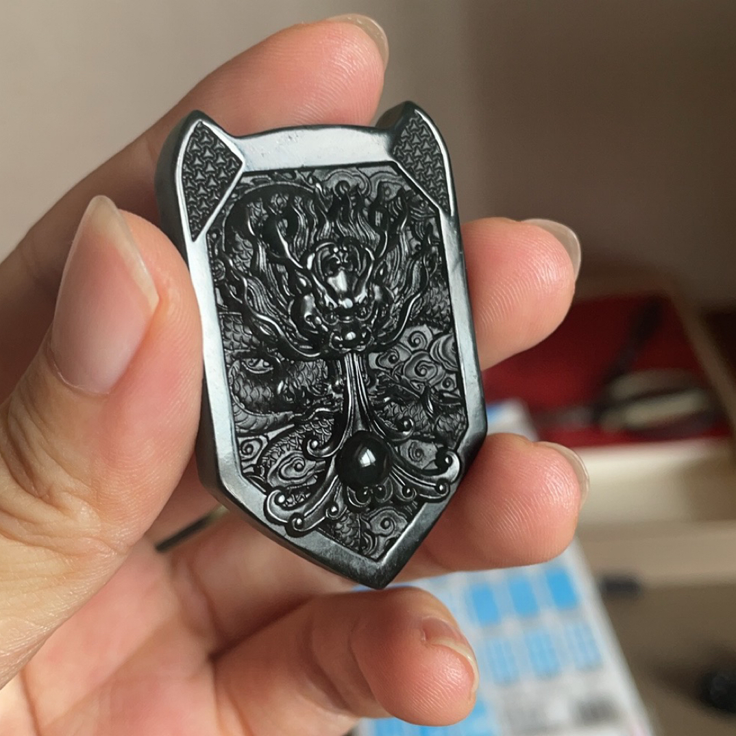正品泰山玉盾形龙牌，造型霸气，古味十足。这个款式市场上独一份