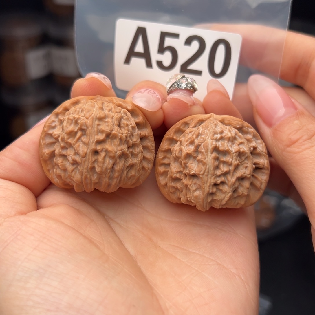 文玩核桃吊坠白狮子38+