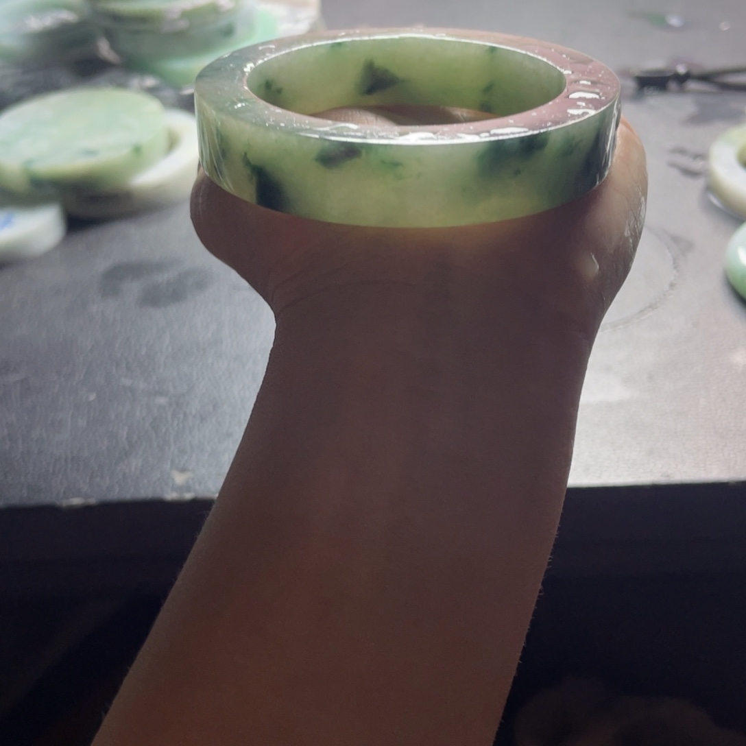 向***葵定制翡翠未镶嵌缅A翡翠手镯多样性发一