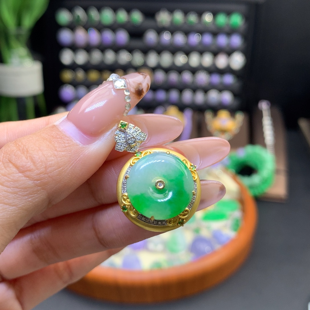 翡翠18K金镶嵌颈饰