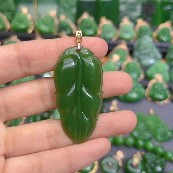 颈饰18K金镶嵌和田玉（碧玉）