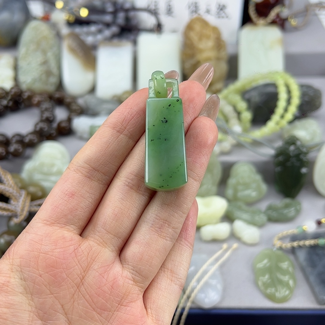 猫****和田玉未镶嵌颈饰