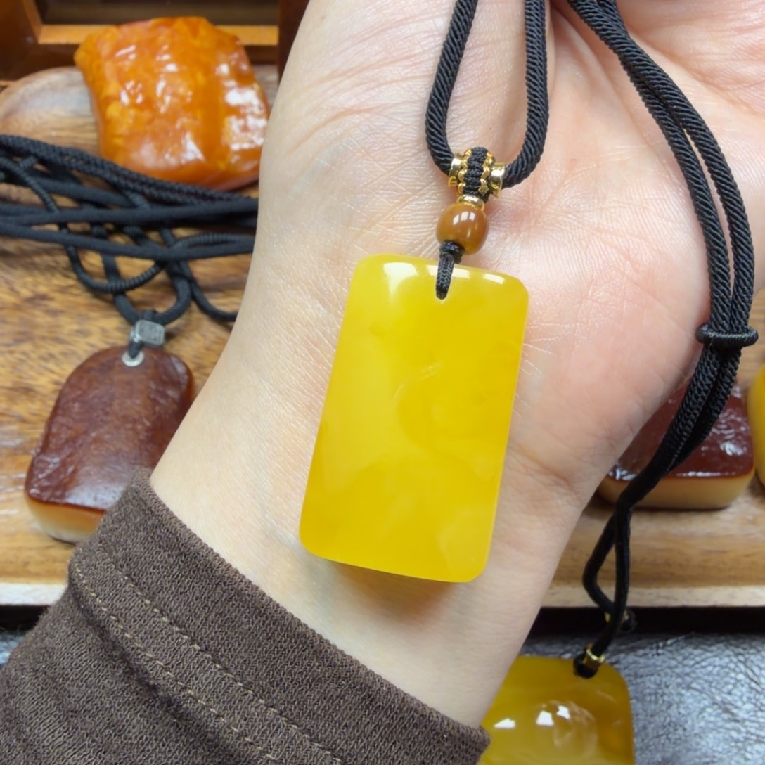 琥珀未镶嵌吊坠(赠链)