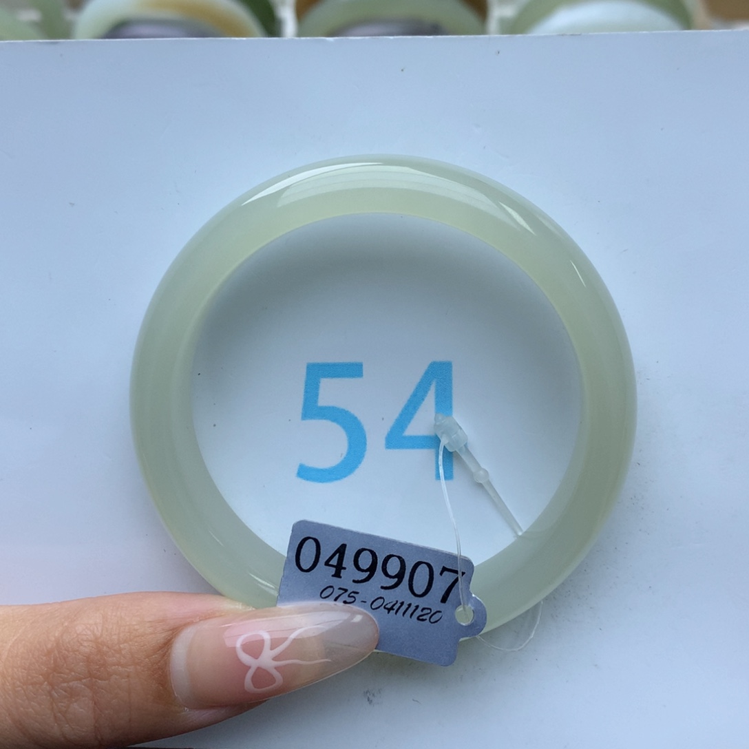 和田玉手镯未镶嵌依****?