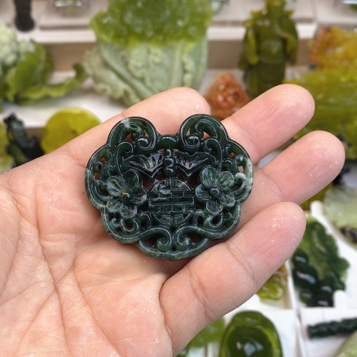 蛇纹石玉颈饰未镶嵌