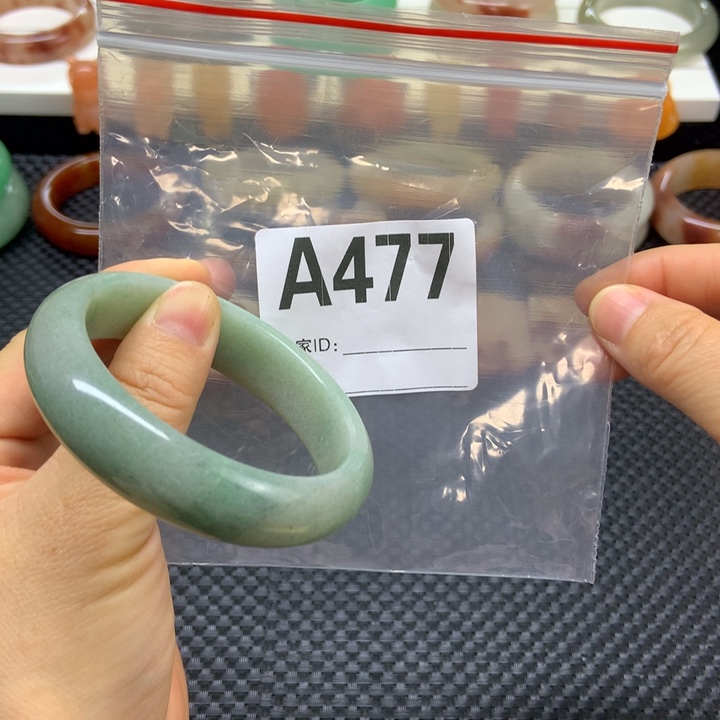 熬****石英质玉未镶嵌手镯