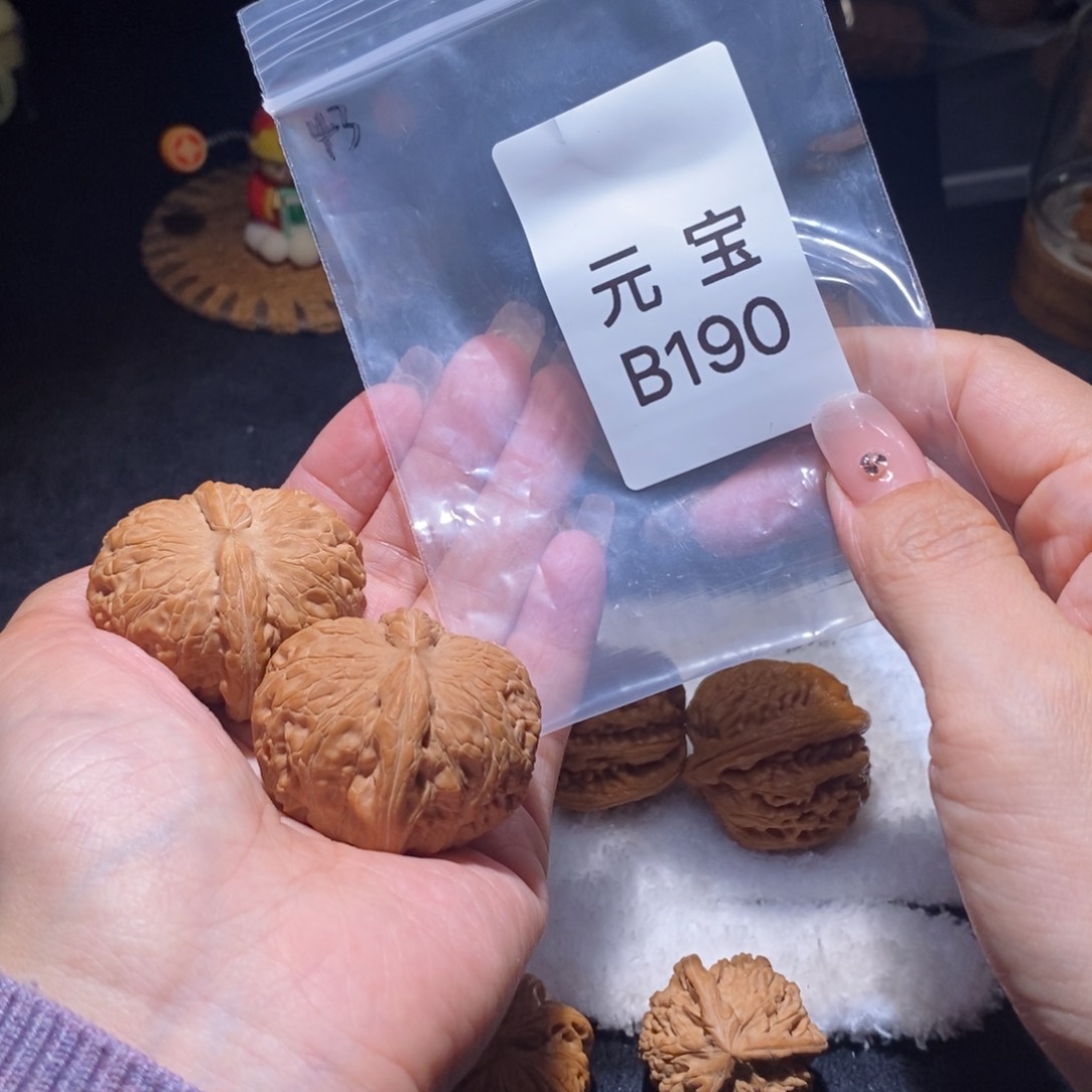 文玩核桃吊坠大*_元宝43