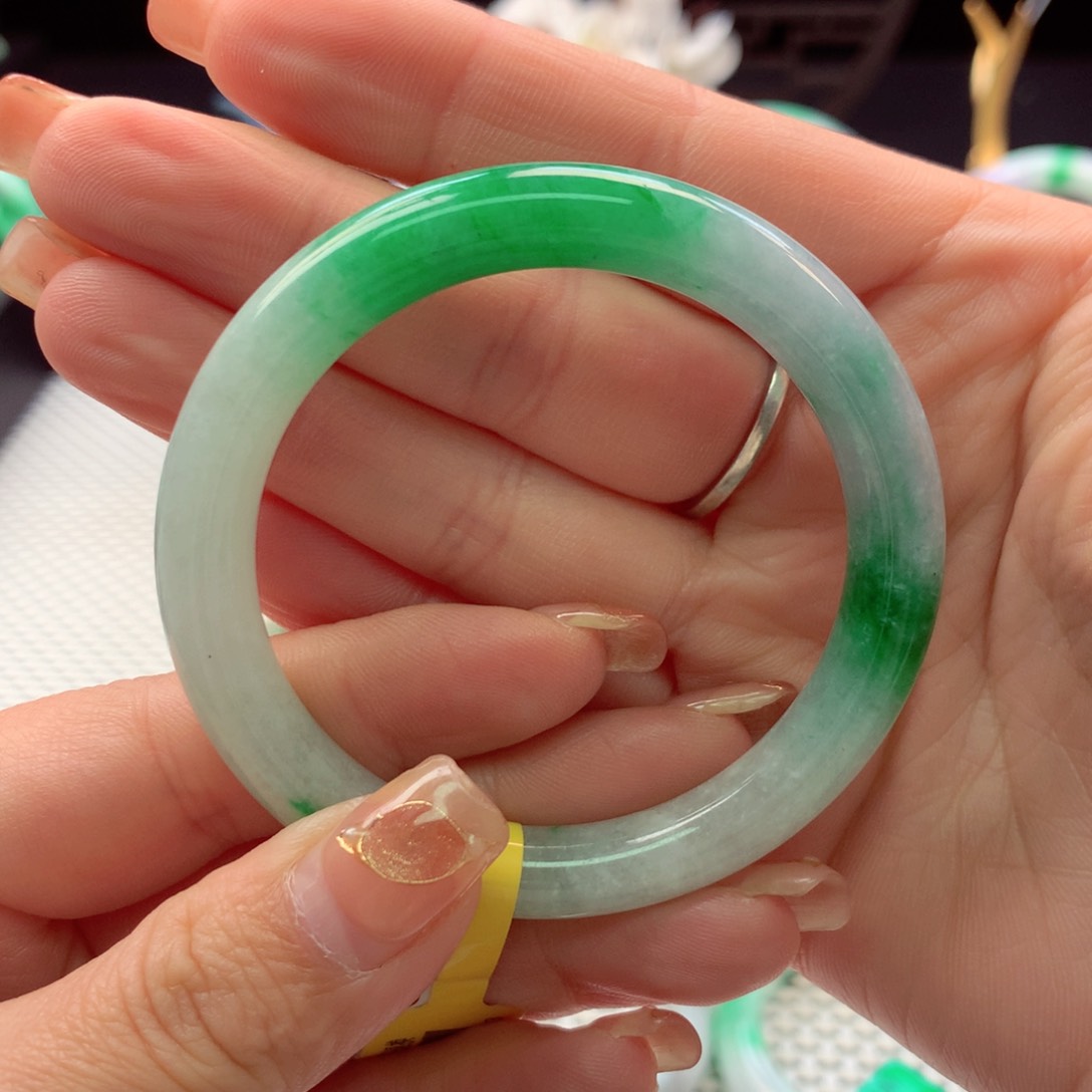 翡翠手镯未镶嵌翡翠