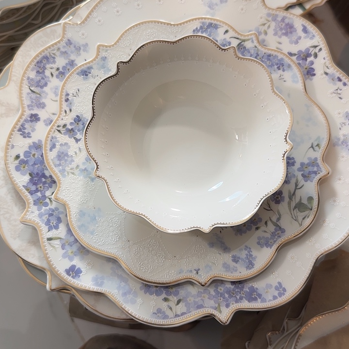 瓷10.5寸大盘17.5米，8.5寸小盘12.5米5.5寸沙拉碗7.5米