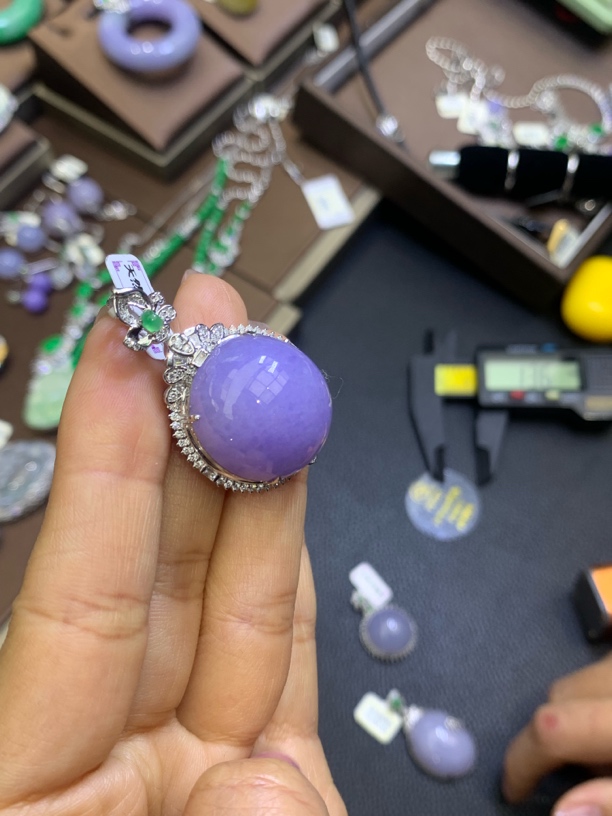 18k金镶嵌翡翠吊坠