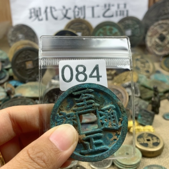 铜知****人现代文创工艺品