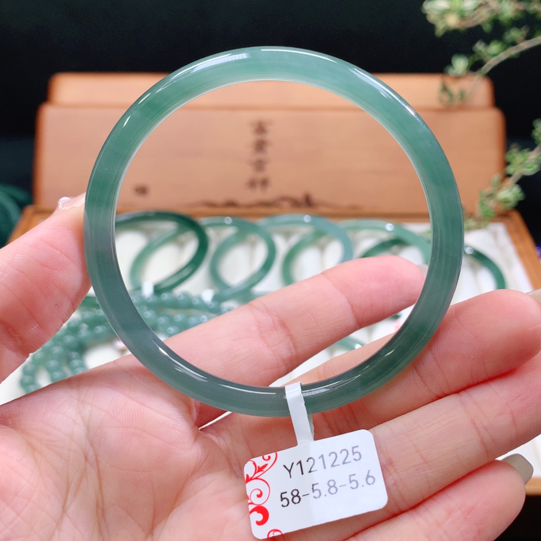 翡翠手镯未镶嵌天然