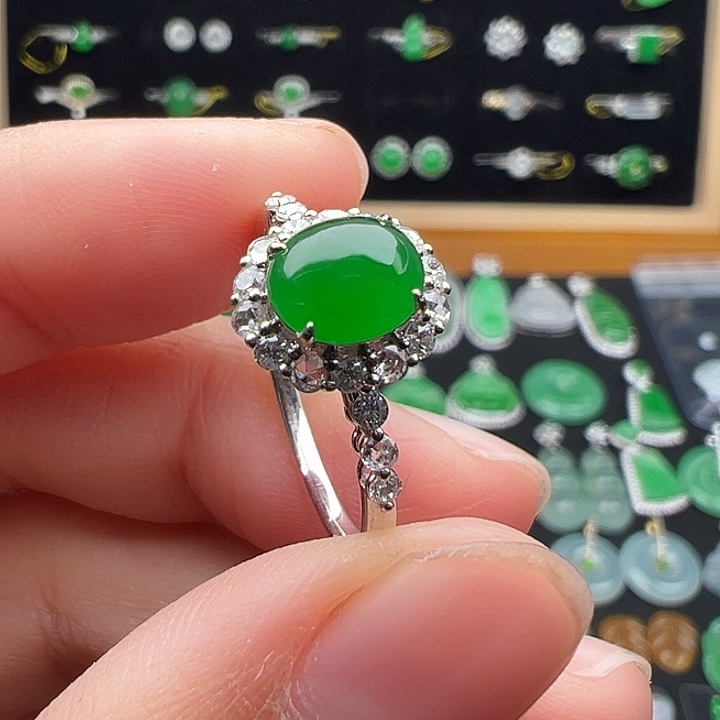 翡翠18K金镶嵌颈饰戒指