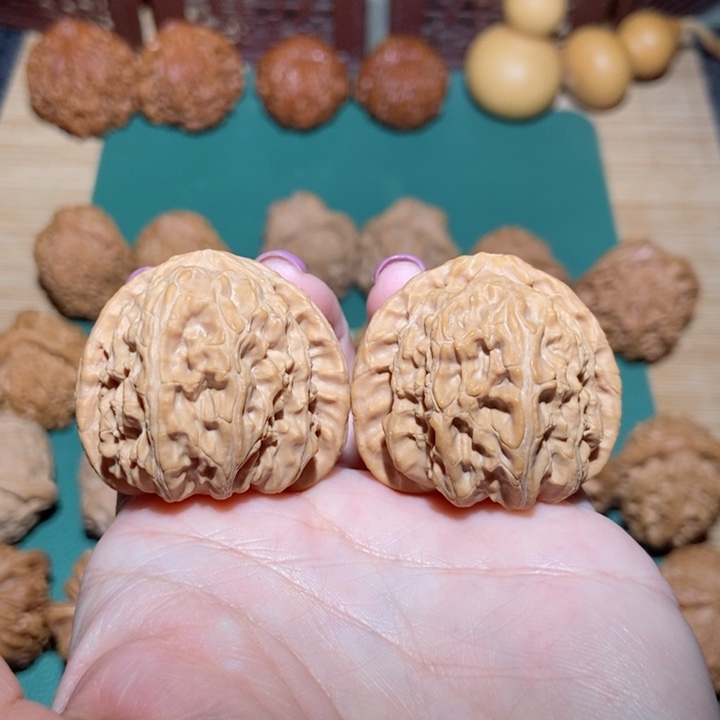 文玩核桃吊坠三角白