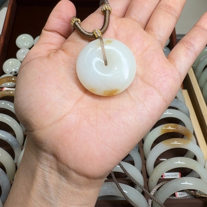 瑶***士和田玉（糖玉）未镶嵌手镯