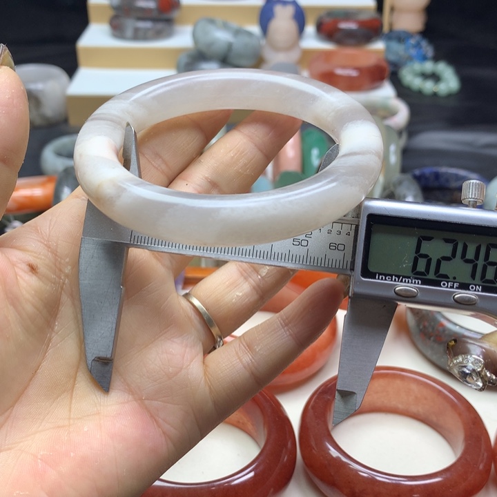 未镶嵌手镯石英质玉