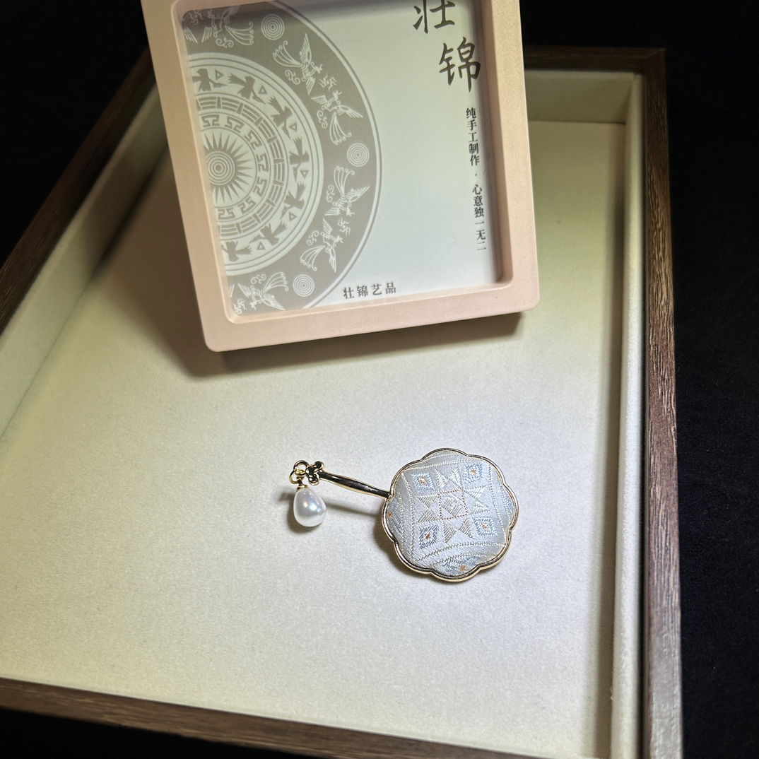锌合金布艺胸针 广西壮锦手工制作胸针