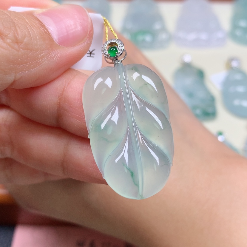 【闪购商品】翡翠18K金镶嵌颈饰叶子