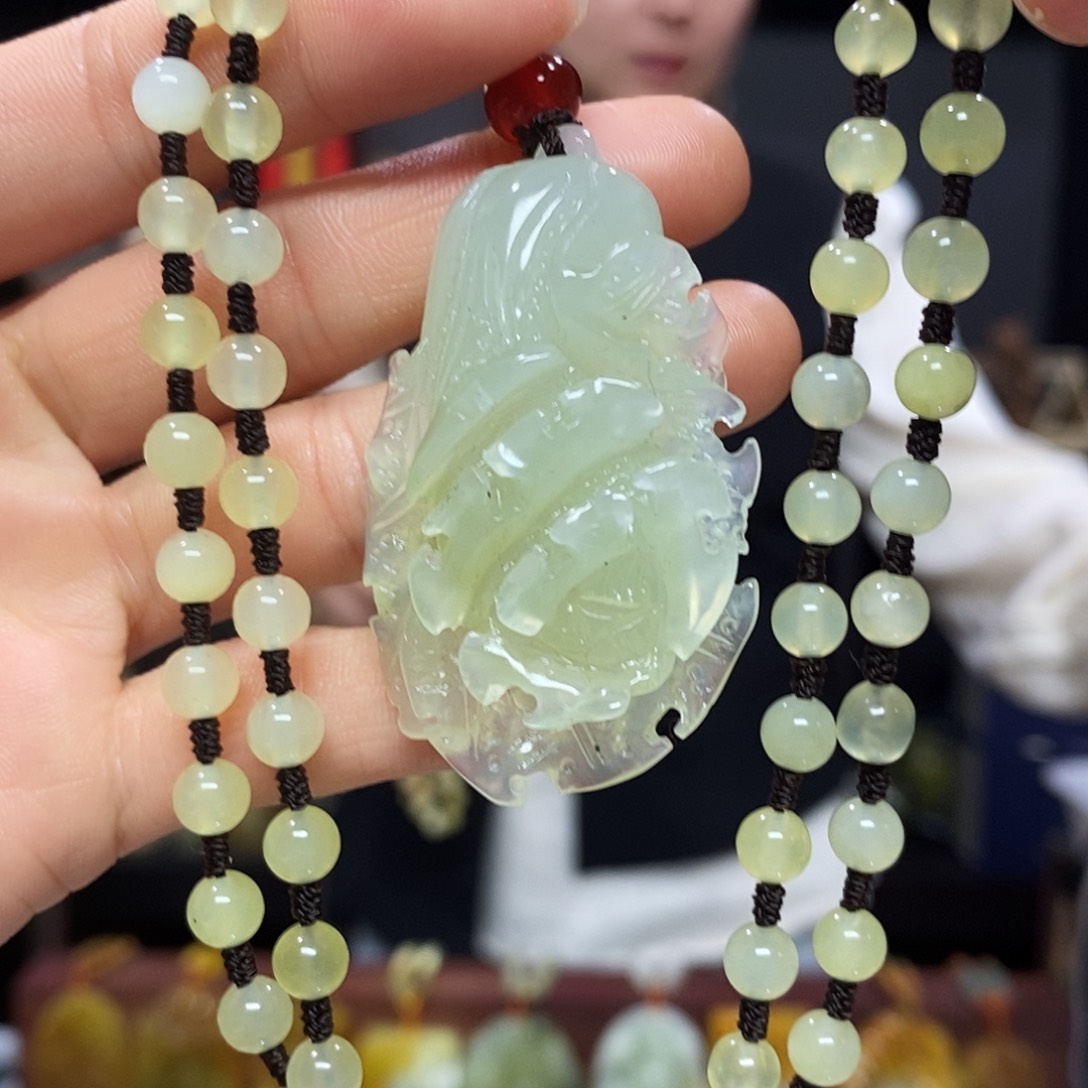 岫玉未镶嵌挂件吊坠