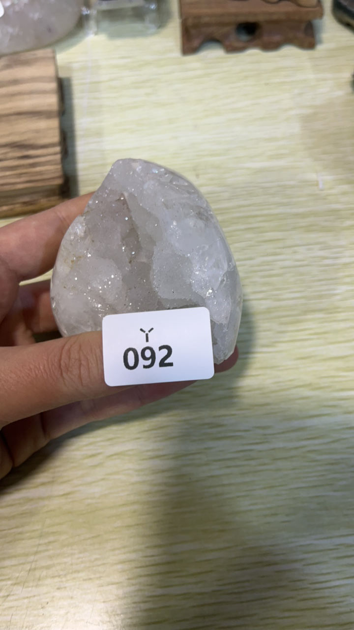 白水晶桃子形状的