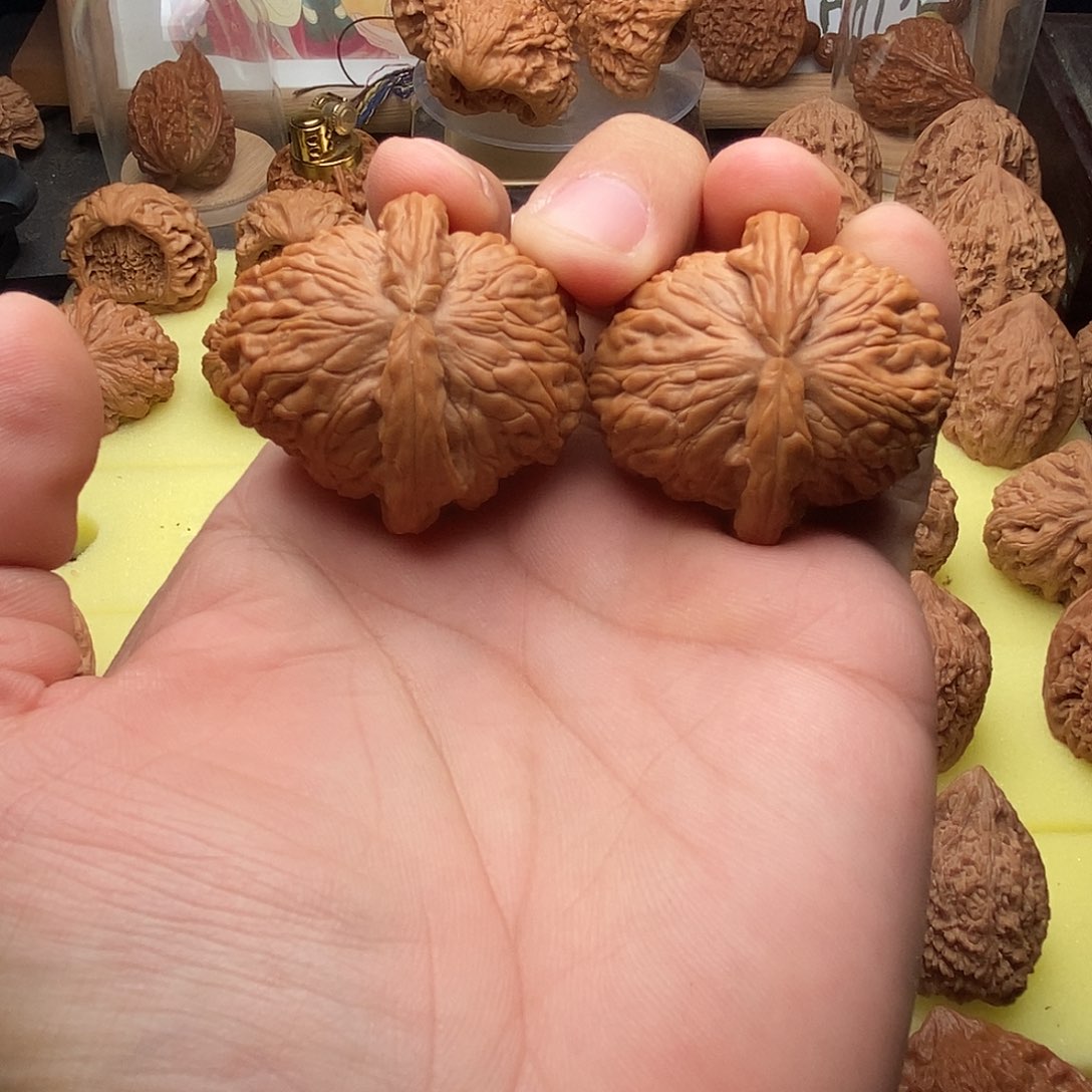 A****文玩核桃把件卡姿兰球白39