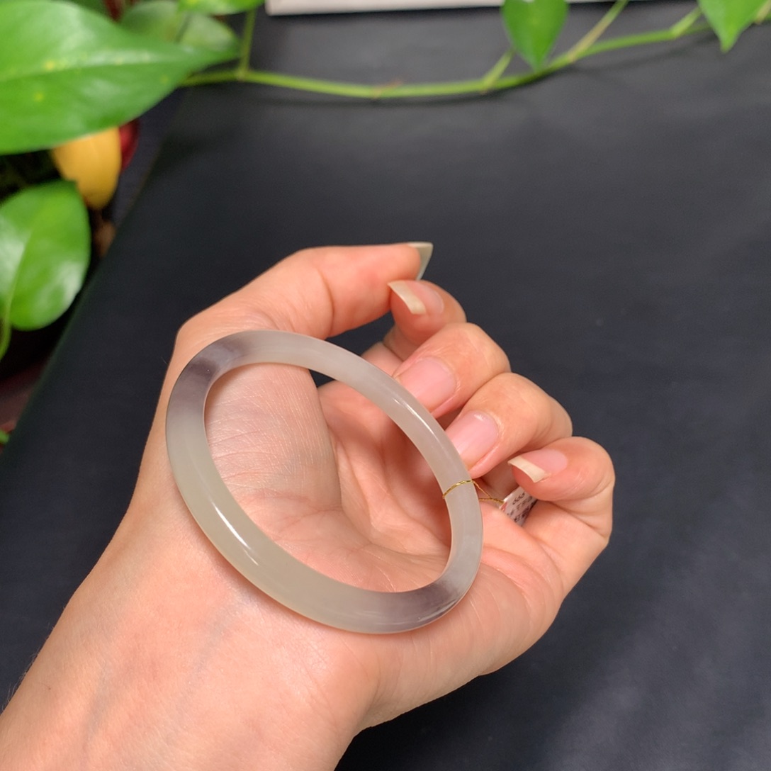 和田玉手镯未镶嵌不**话