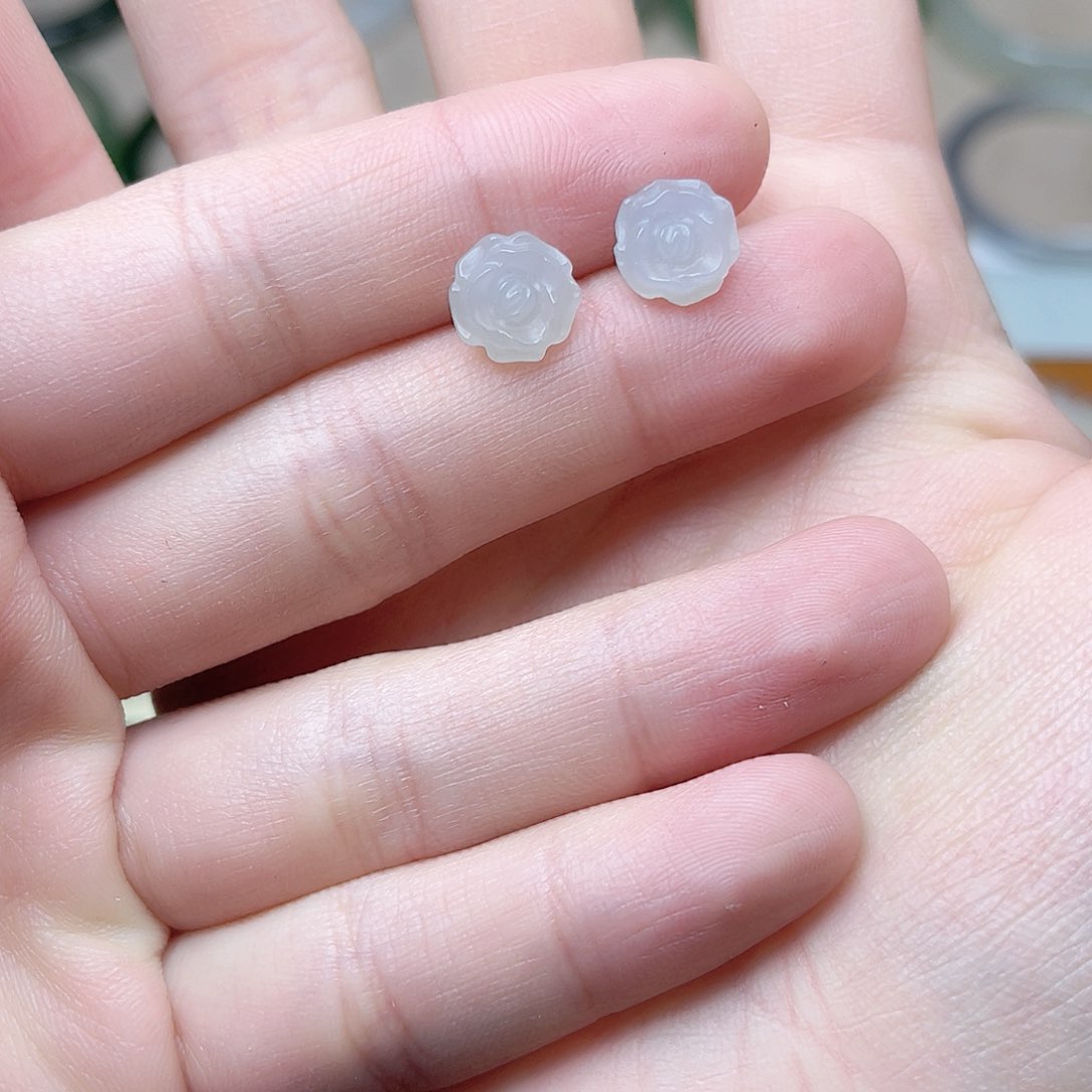 和田玉耳钉。k k银S925镶嵌