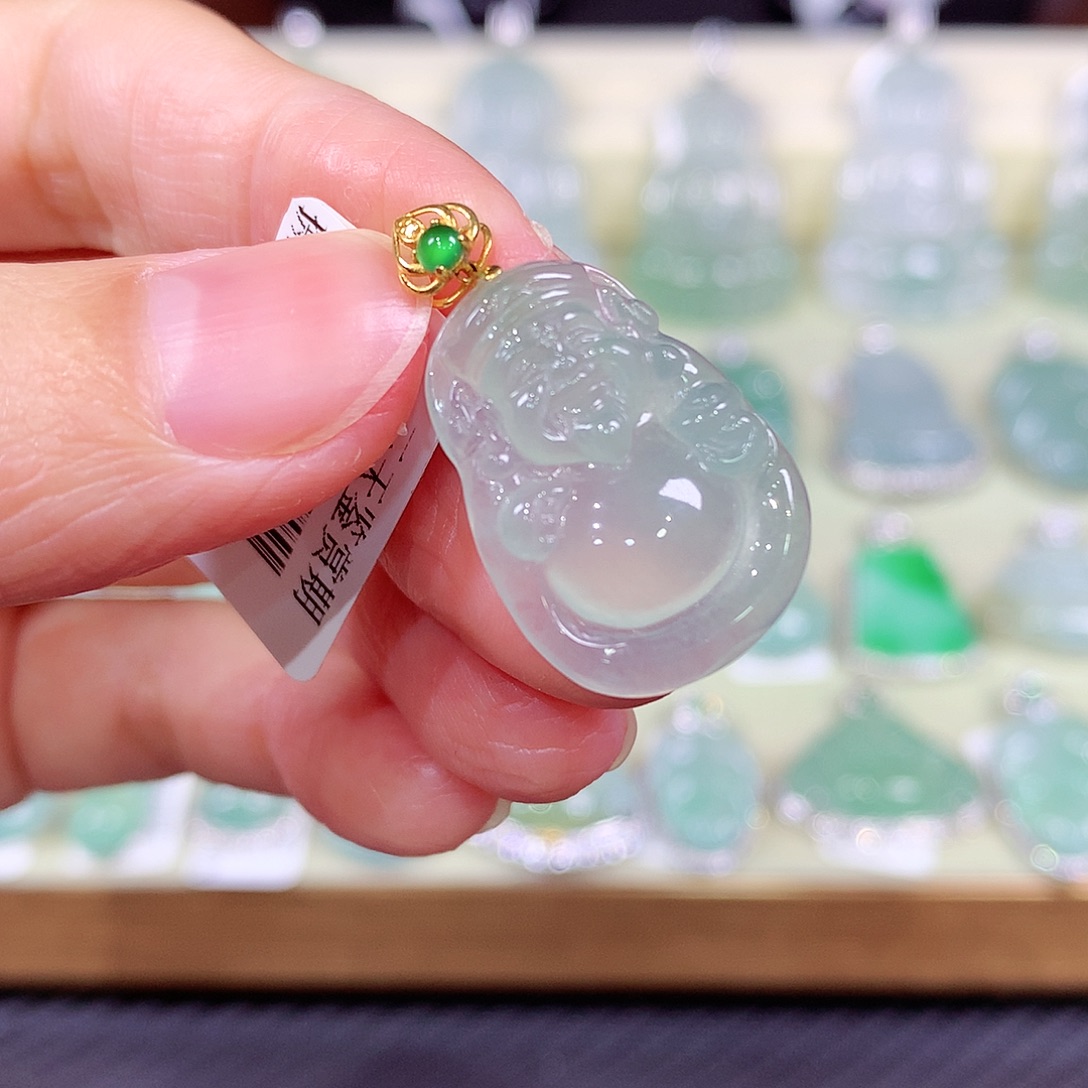 翡翠18K金镶嵌颈饰财神爷