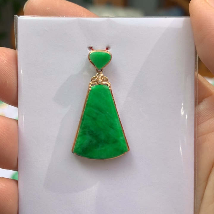 翡翠颈饰18K金镶嵌翡翠吊坠