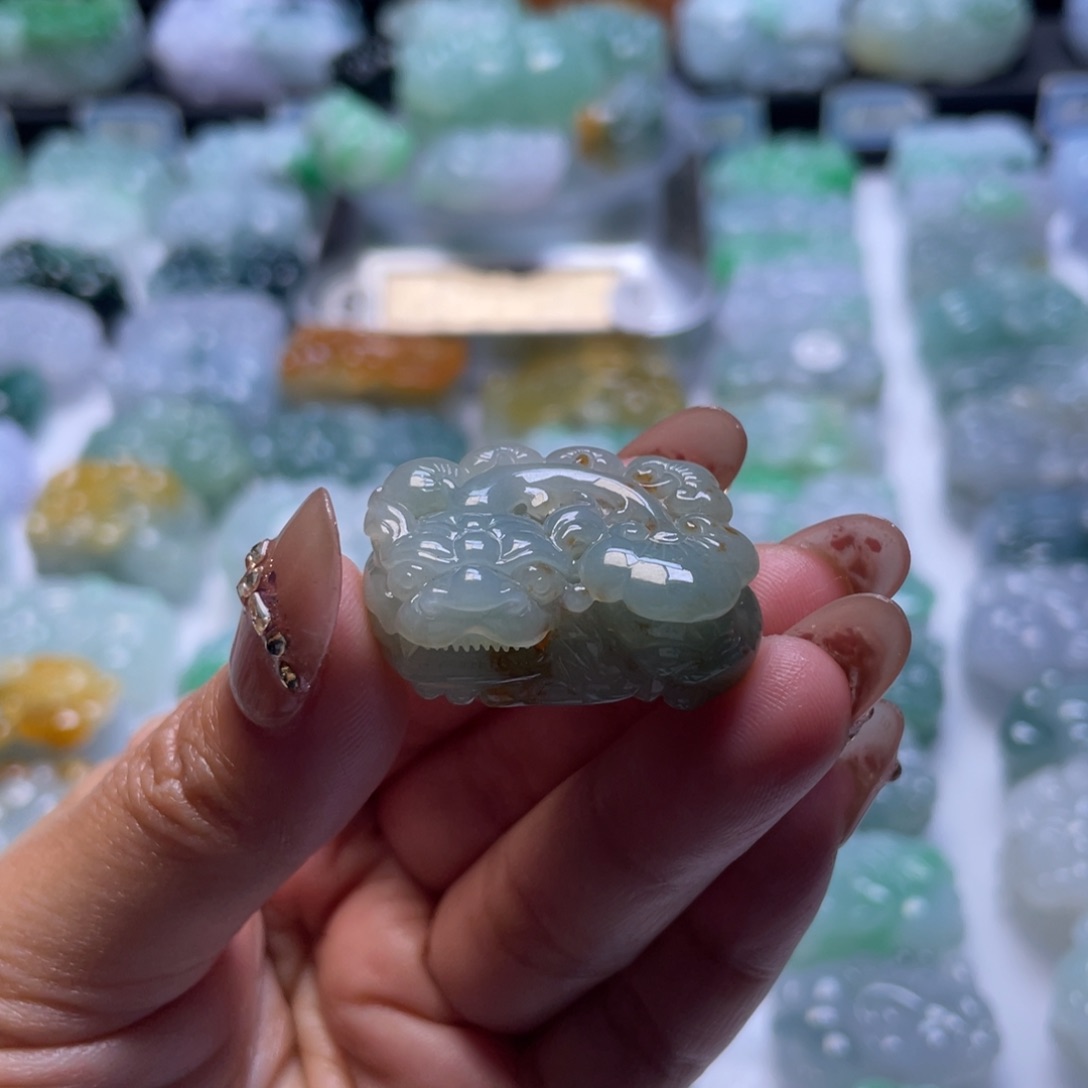 翡翠未镶嵌颈饰貔貅