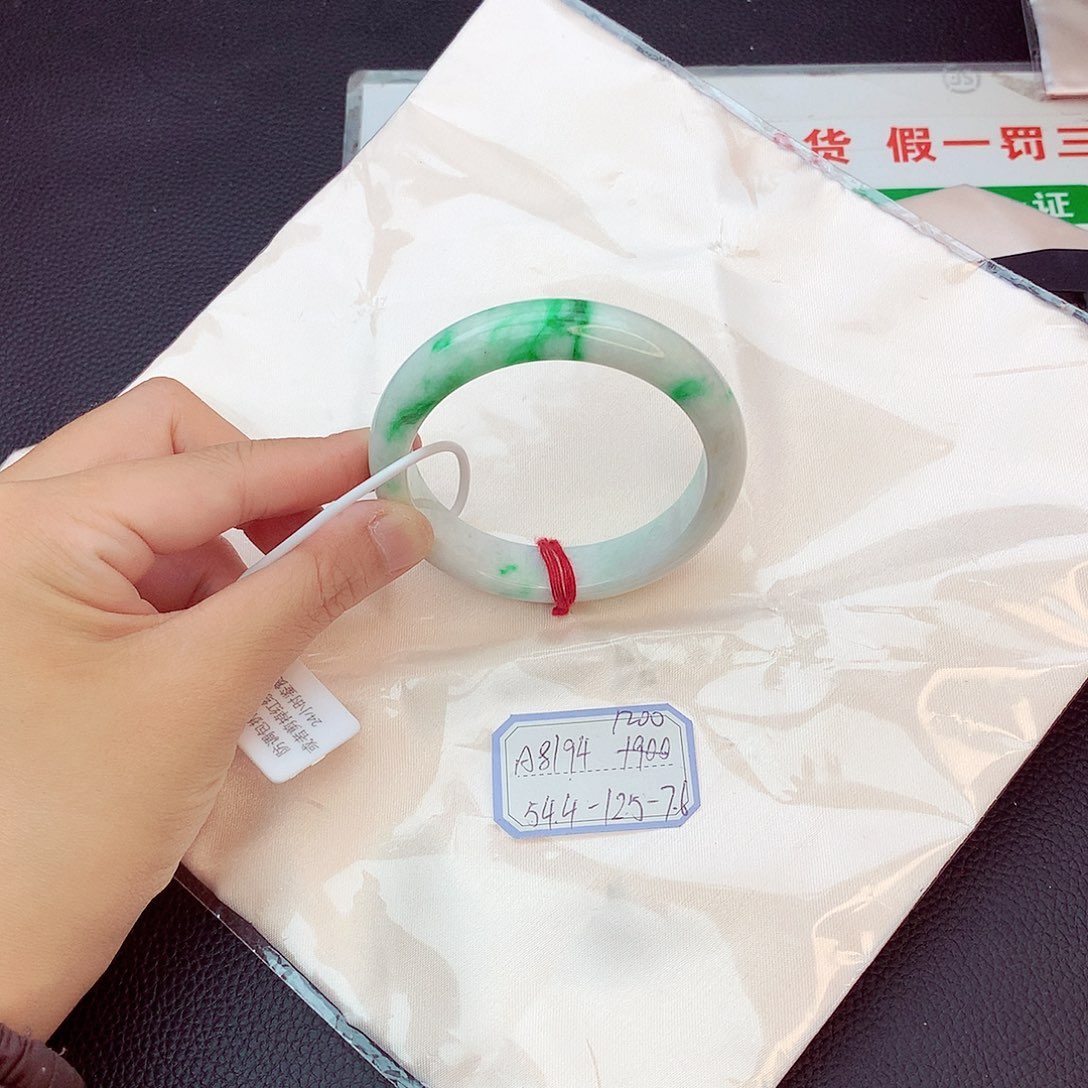 翡翠手镯未镶嵌翡翠