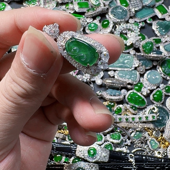 翡翠颈饰未镶嵌天然A货翡翠放漏