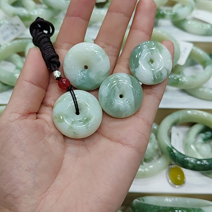 透闪石-蛇纹石玉颈饰未镶嵌多样性发一个