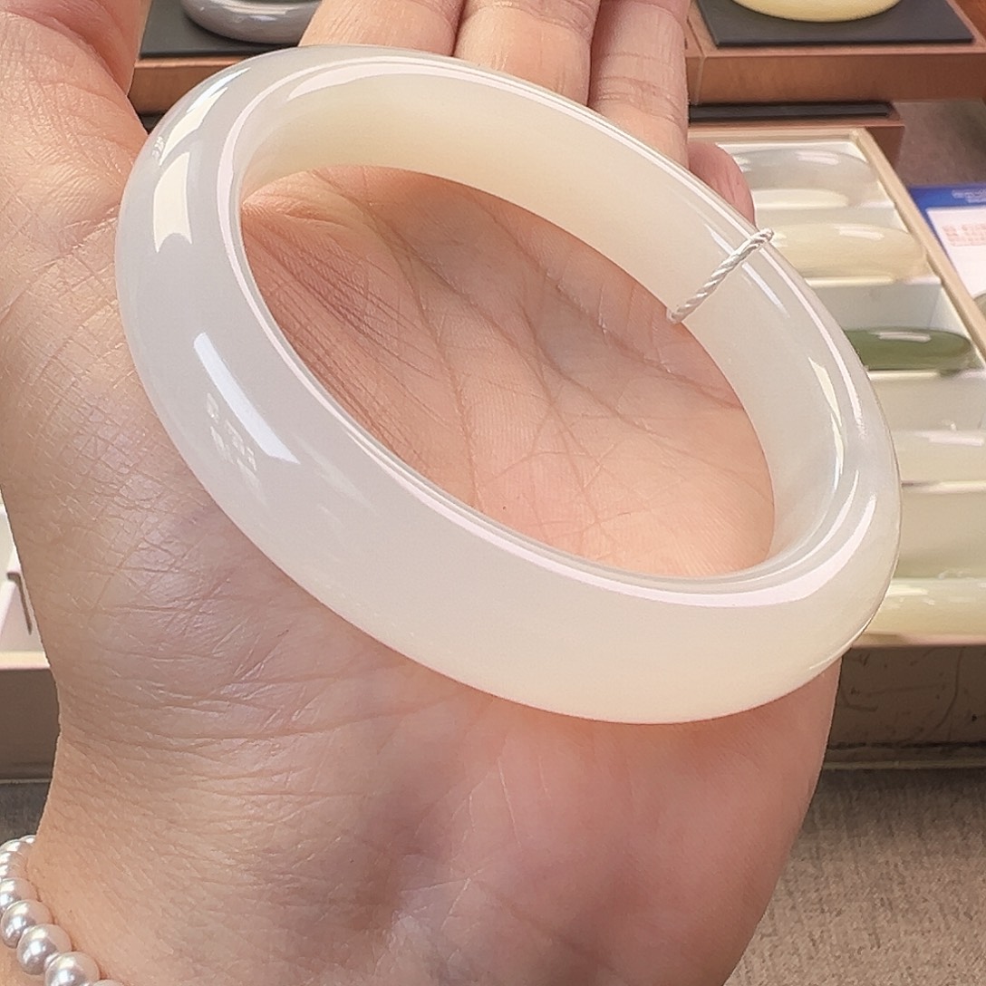 和田玉未镶嵌手镯