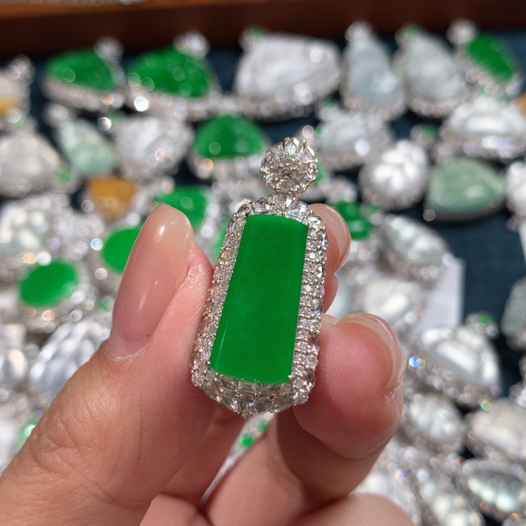 【闪购商品】翡翠颈饰18K金镶嵌无事牌