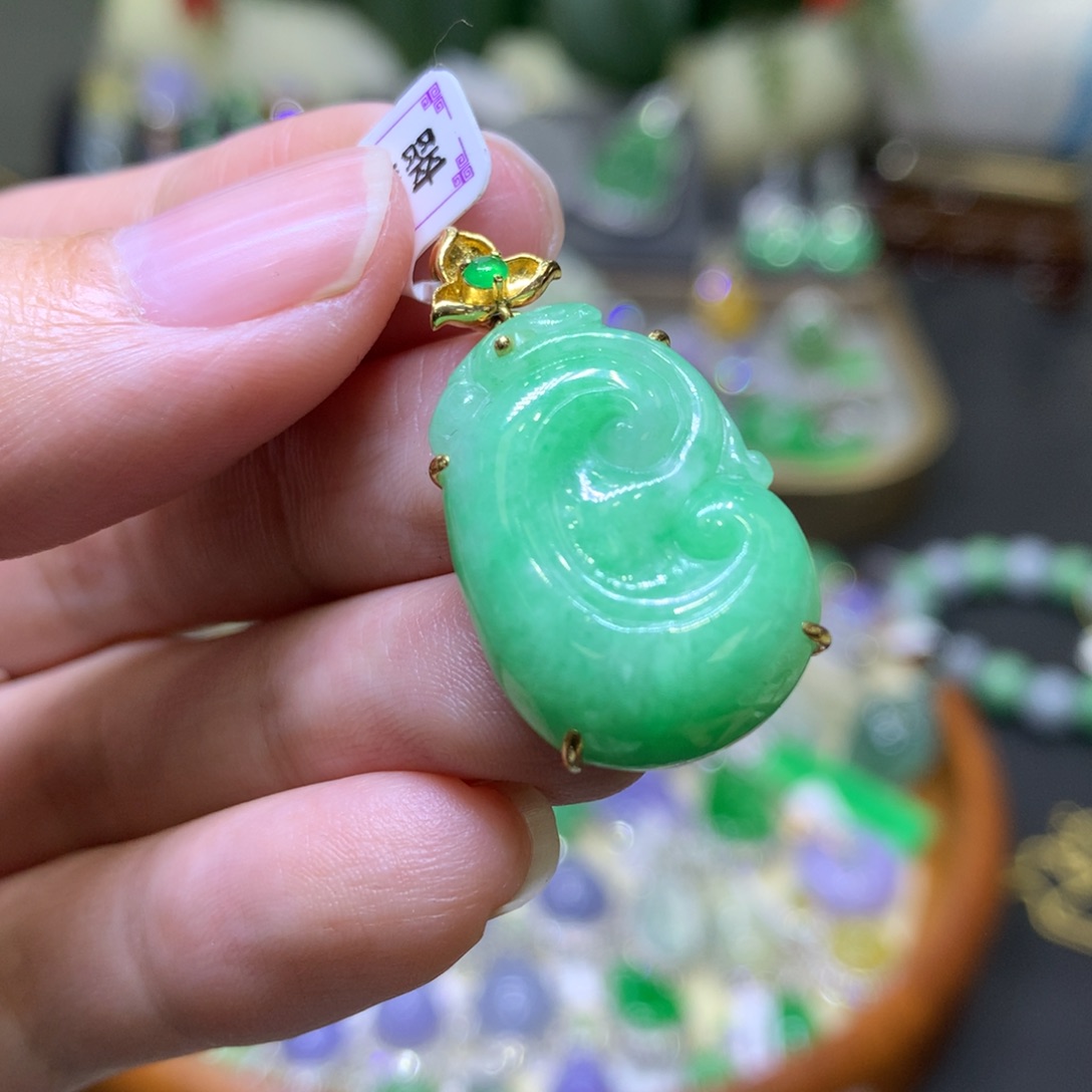 翡翠颈饰18K金镶嵌翡翠吊坠项链