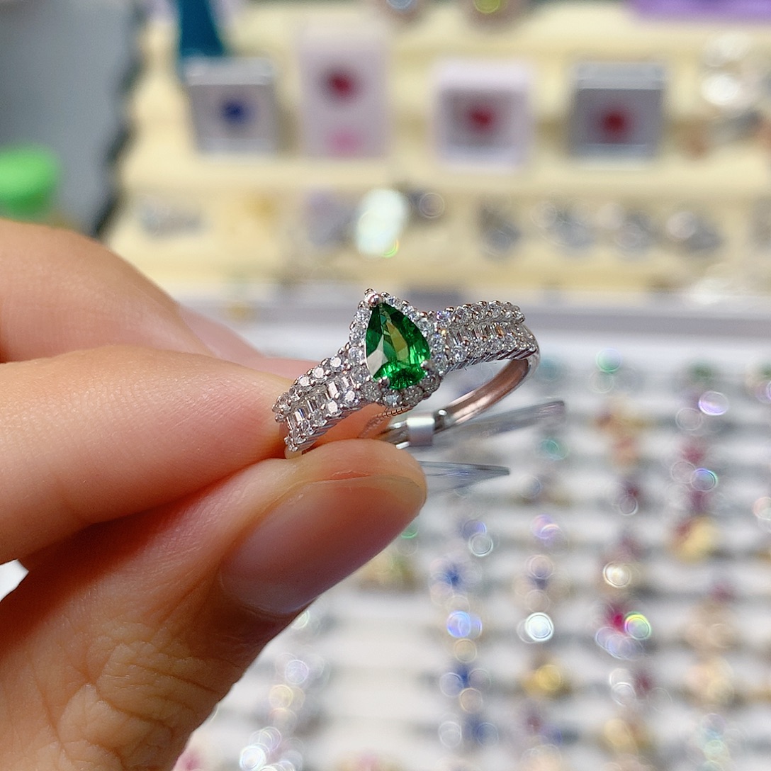 银S925镶嵌戒指戒指石榴石（沙弗莱）