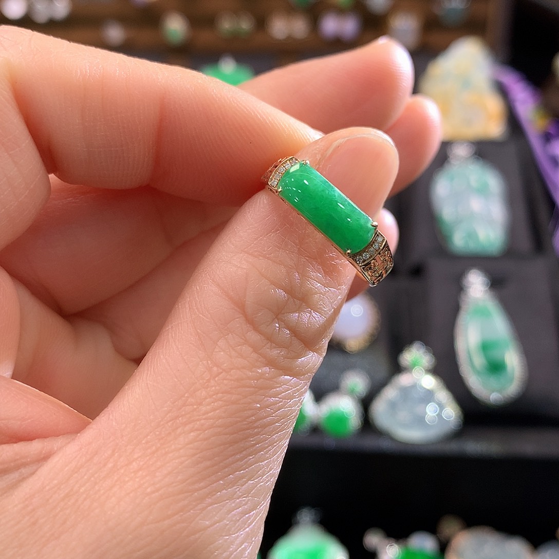 翡翠戒指18K金镶嵌王****）马鞍戒指