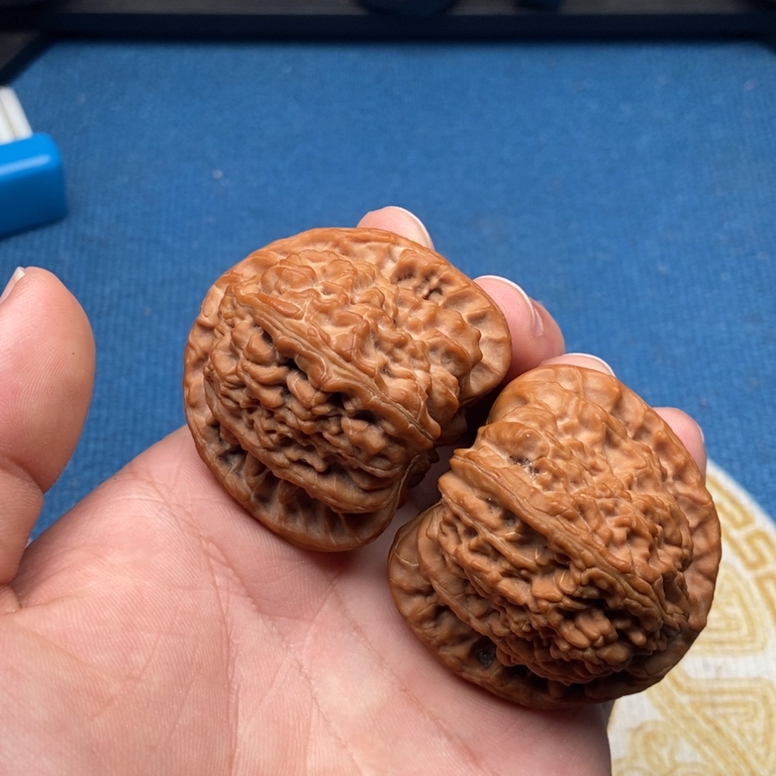 文玩核桃吊坠三角白