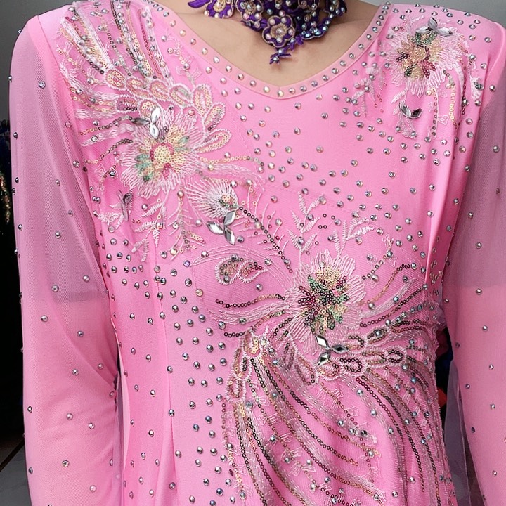 交谊舞厅对着的那个