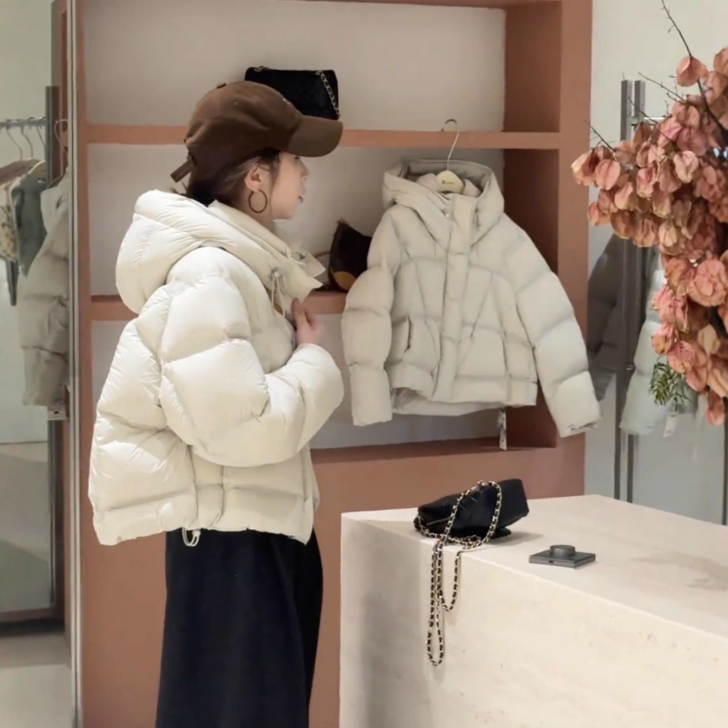 韩系高级感泡芙连帽羽绒服女2025冬季爆款时尚保暖显瘦面包服上衣