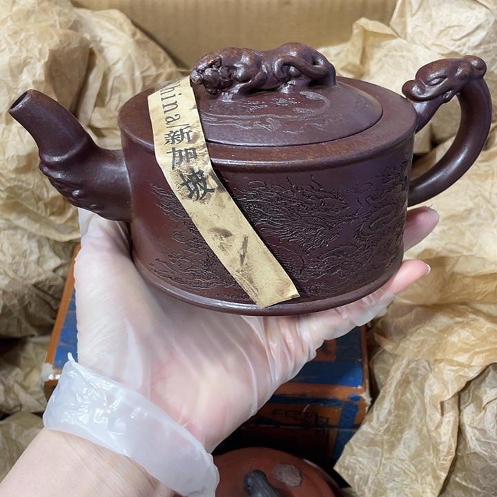 茶壶紫砂原矿泥料，手工制作的一把紫砂壶。