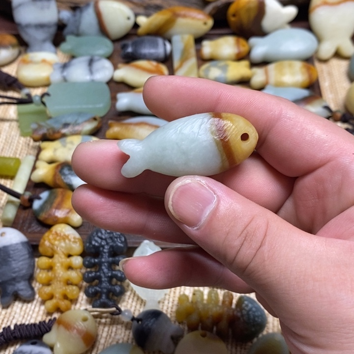 小***飘蛇纹石玉未镶嵌颈饰