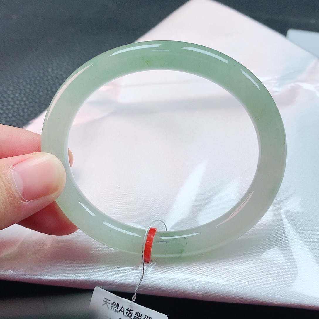 翡翠手镯未镶嵌55贵