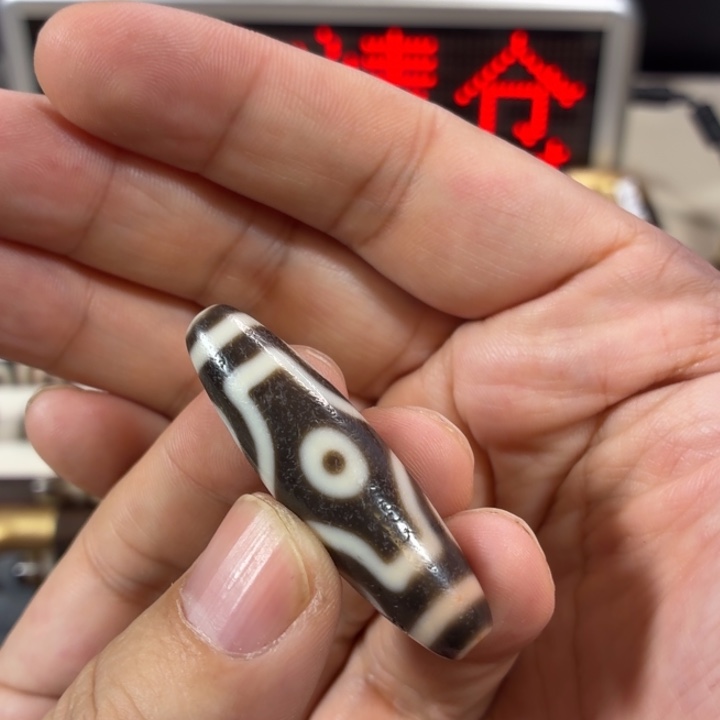 一***道玛瑙/玉髓未镶嵌颈饰