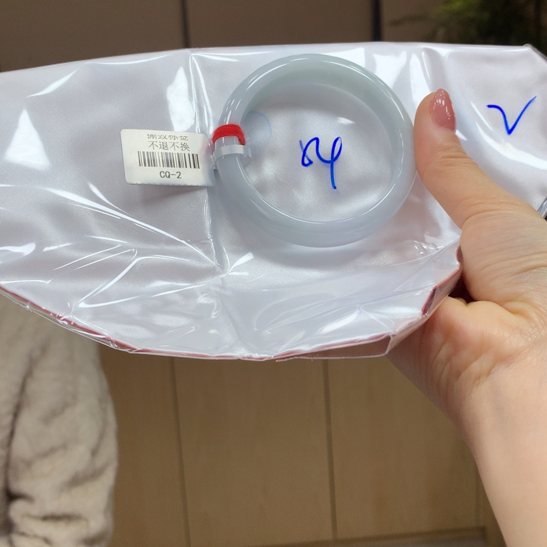 翡翠手镯未镶嵌不退不换