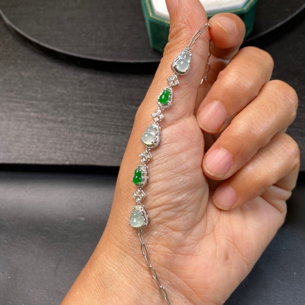 18k镶钻冰种辣绿双色葫芦翡翠手链 种老色好 冰透水润 上手精致