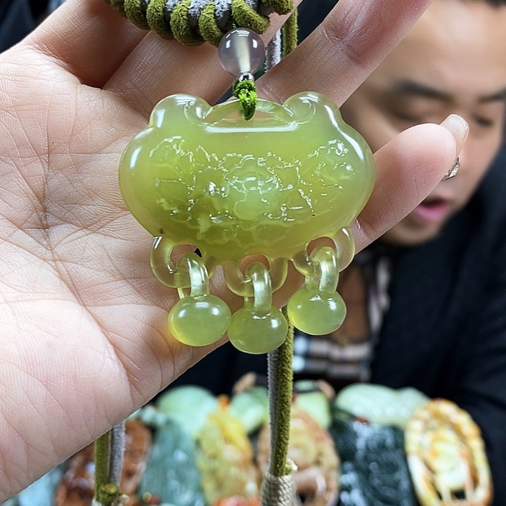 蛇纹石玉吊坠未镶嵌