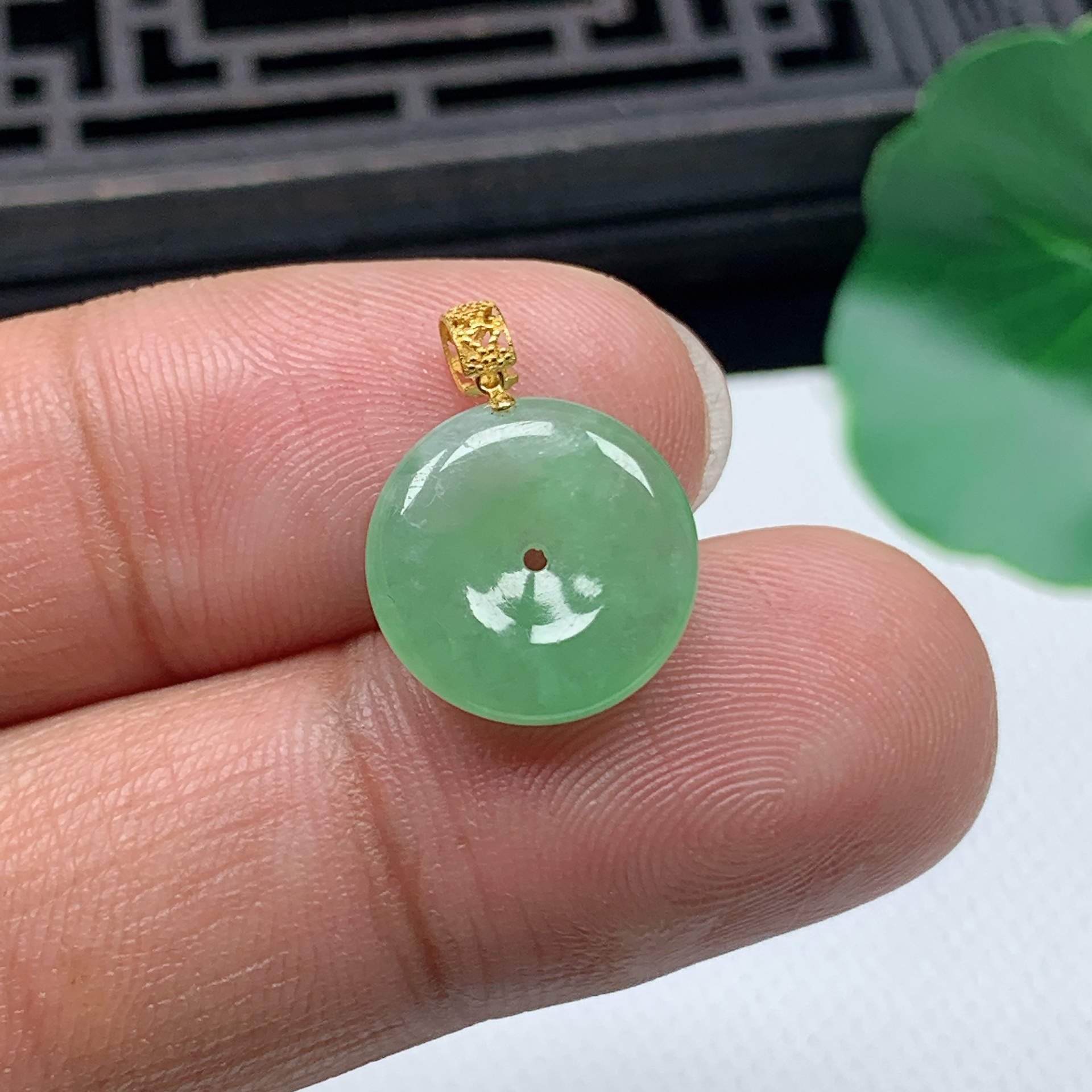 天然翡翠A货18K金扣精美冰透绿平安扣小吊坠尺寸13.4*3.8mm